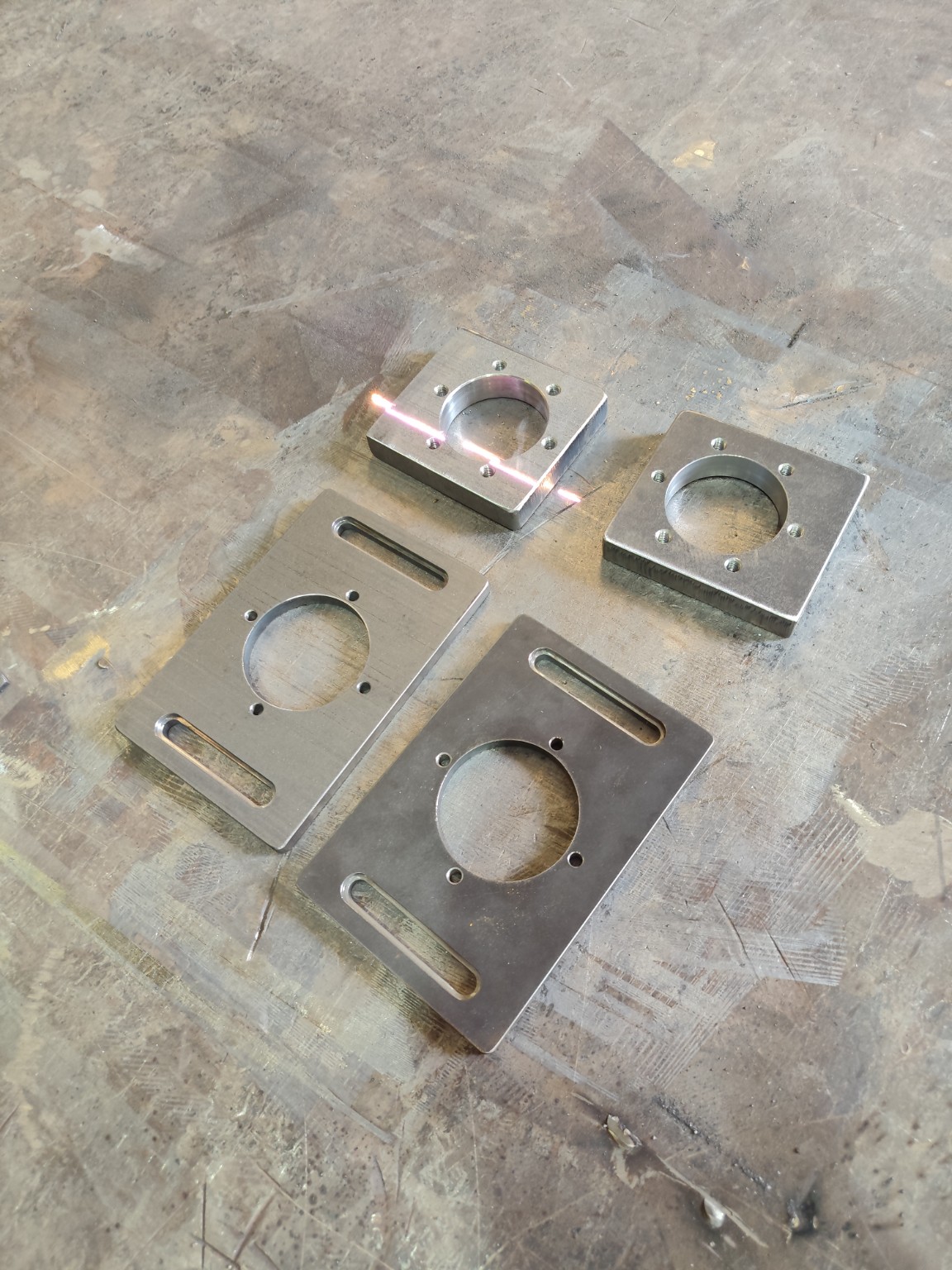 Placas mecanizadas limpias tras el tratamiento láser